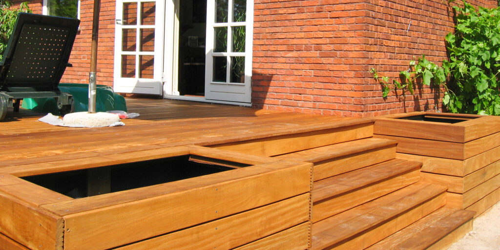 Træterrasse i cumarutræ med integrerede blomsterkummer og trappe - Munkely, 2870 Dyssegård